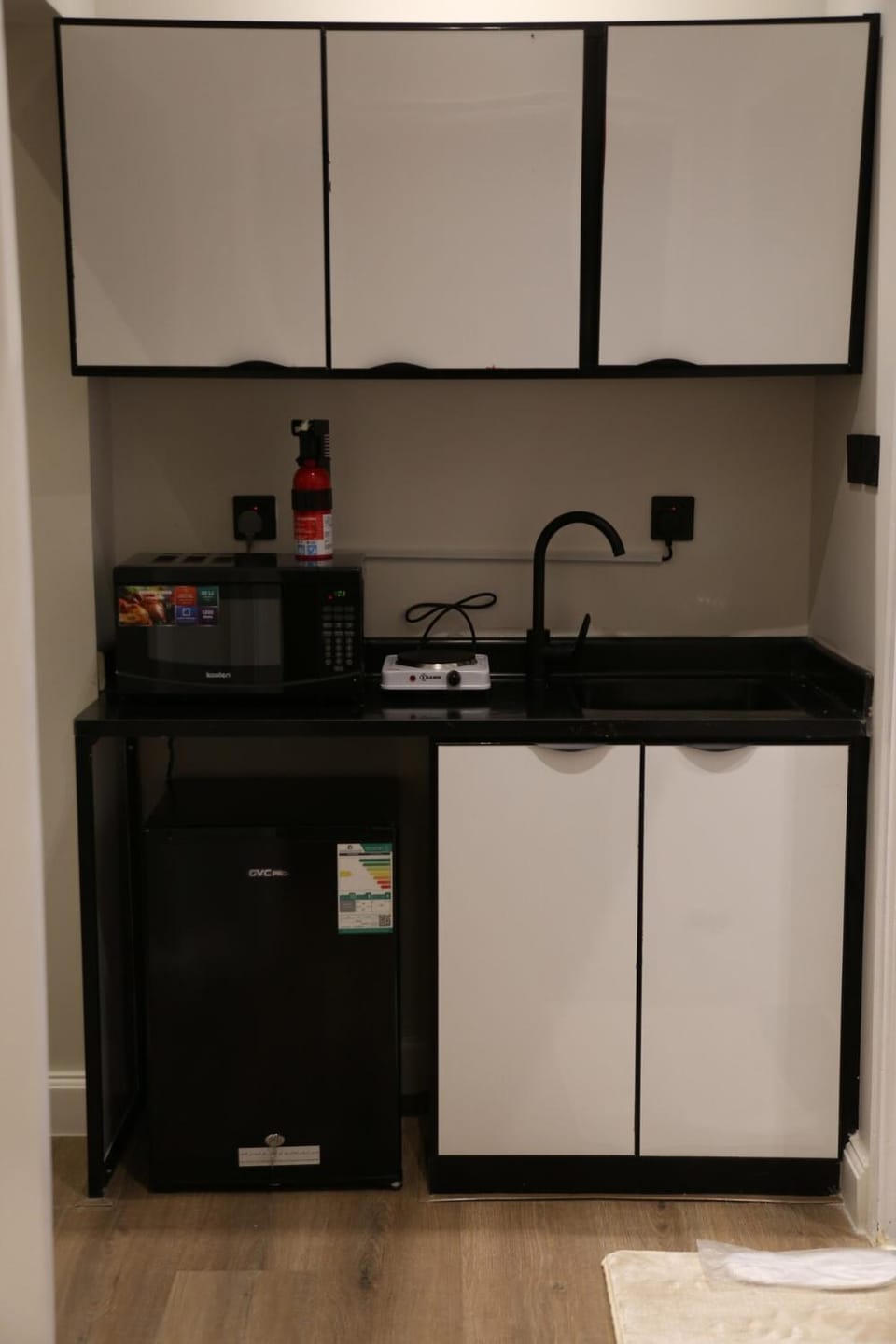 Kitchen or kitchenette, minibar, stove