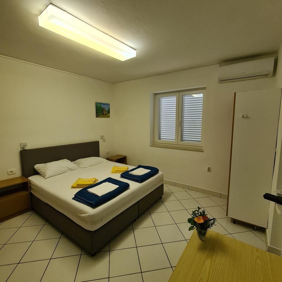 Bed, Bedroom, towels