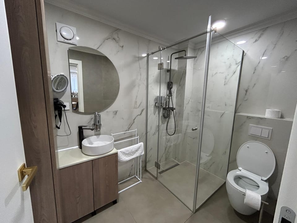 Shower, Toilet, Bathroom, towels