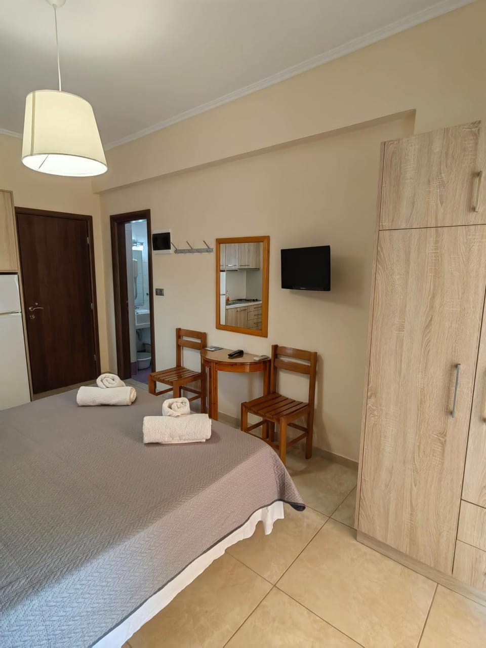 Bed, TV and multimedia, wardrobe