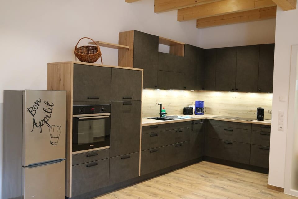Coffee/tea facilities, Kitchen or kitchenette, dishwasher, oven, stove, toaster