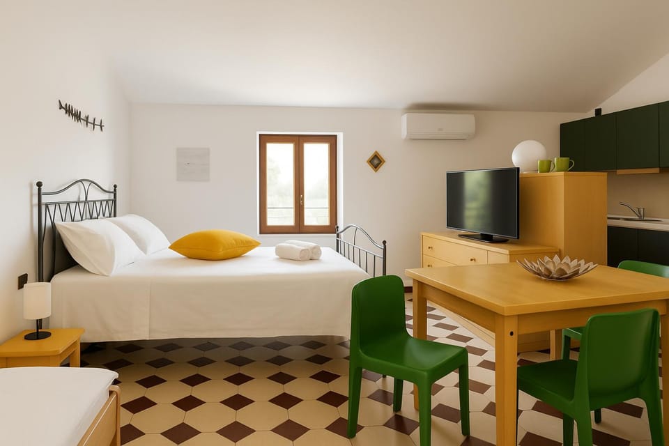 TV and multimedia, Living room, Photo of the whole room, Seating area, Bedroom, air conditioner