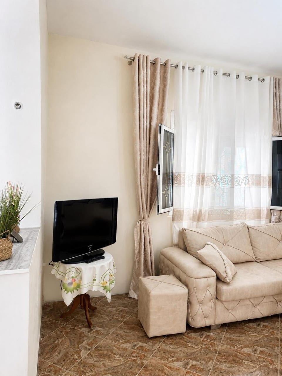 Spacious 3BR Apartment Near Lungomare Sleeps 8 Balcony Apartment in Vlorë