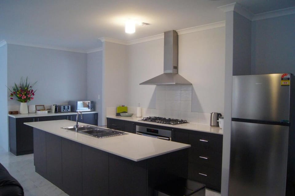 Spacious 4-Bedroom Baldivis Home - Sleeps 8 House in Baldivis