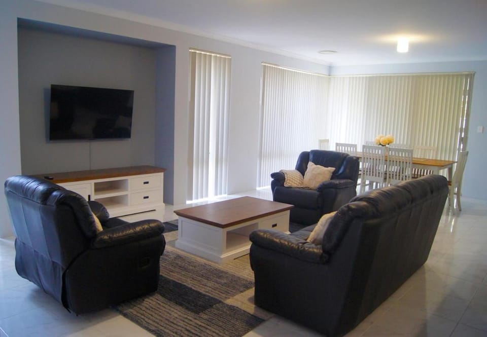 Spacious 4-Bedroom Baldivis Home - Sleeps 8 House in Baldivis