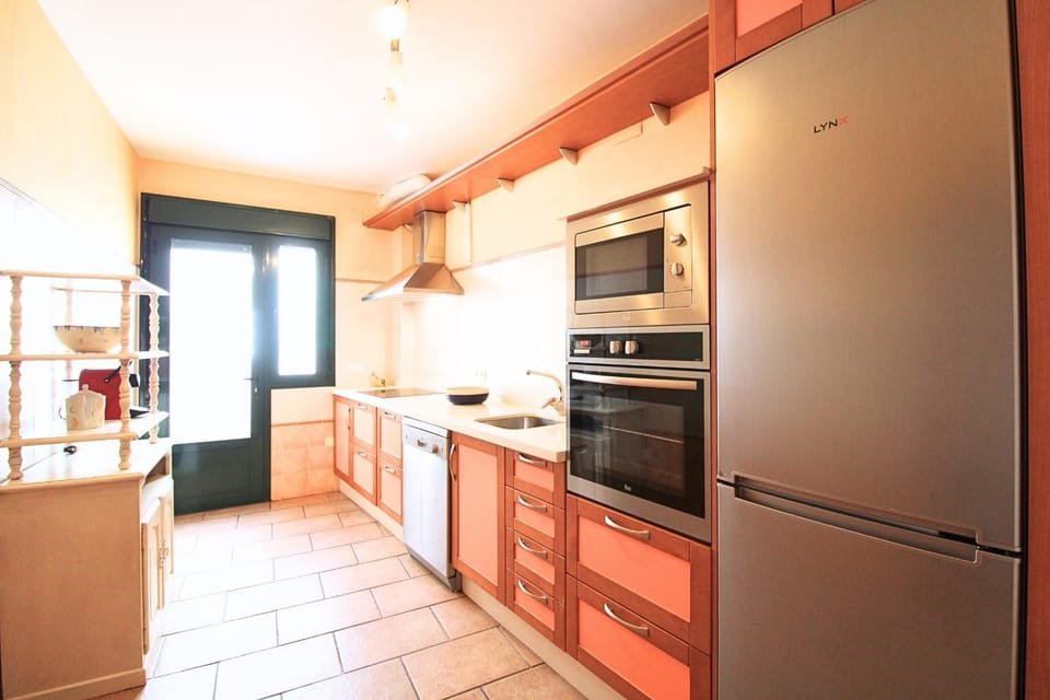 Kitchen or kitchenette, dishwasher, oven