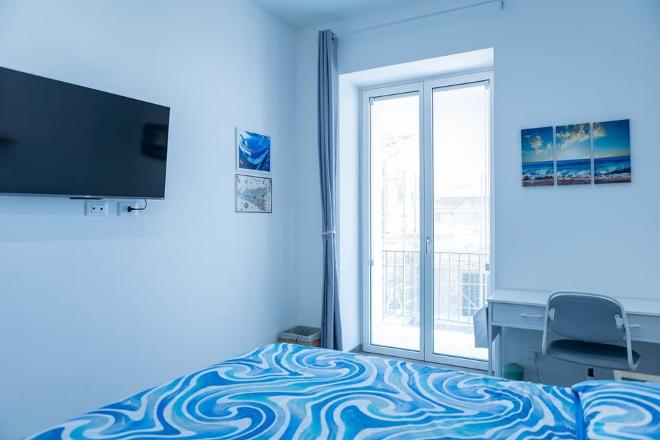 Bed, TV and multimedia, Photo of the whole room, Bedroom