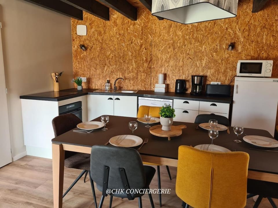 Coffee/tea facilities, Kitchen or kitchenette, Dining area, dishwasher, microwave, oven, stove, toaster
