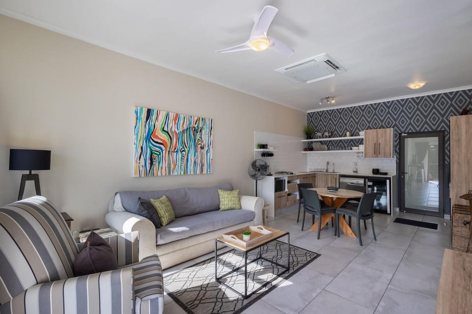 Kitchen or kitchenette, Living room, Seating area, Dining area, air conditioner