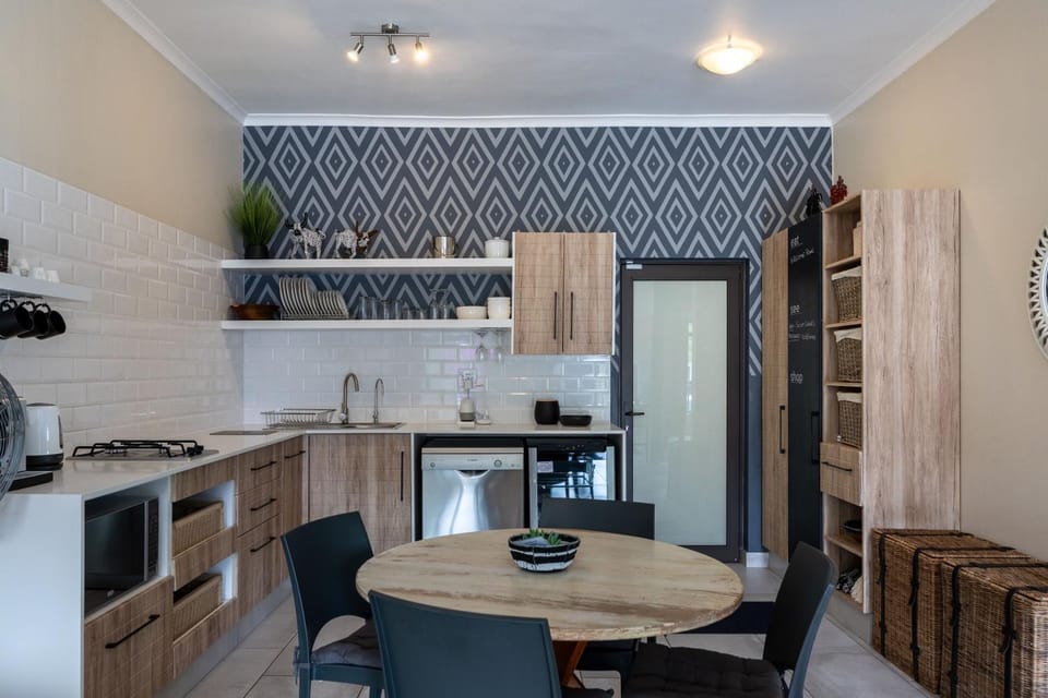Coffee/tea facilities, Kitchen or kitchenette, Dining area, dishwasher, microwave, stove, toaster