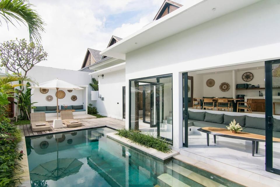 Day, Balcony/Terrace, Living room, Seating area, Pool view, Swimming pool, sunbed