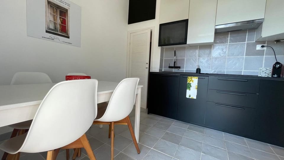 Kitchen or kitchenette, Dining area