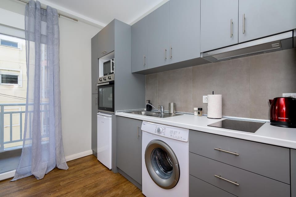 Coffee/tea facilities, Kitchen or kitchenette, Photo of the whole room, oven, stove, washing machine