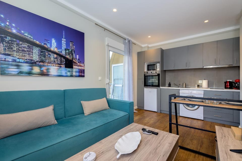 Kitchen or kitchenette, Living room, Seating area, oven, washing machine