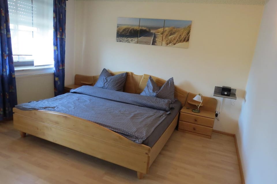 Bed, Photo of the whole room, Seating area, Bedroom