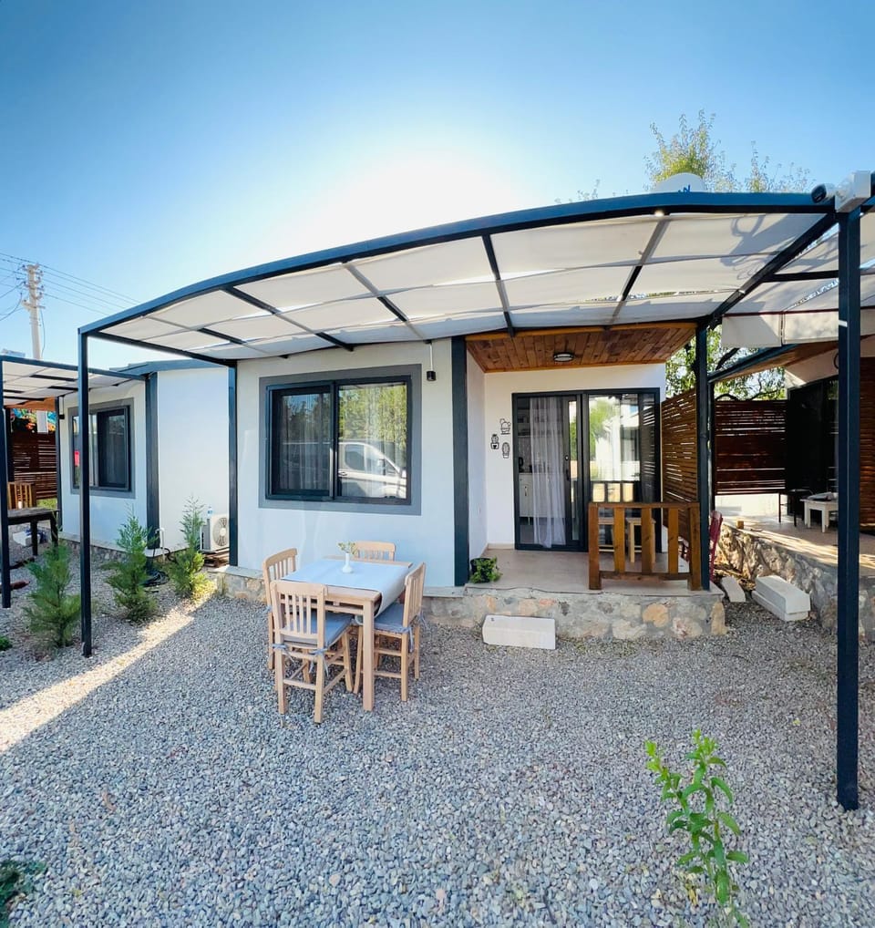 Property building, Patio, Day, Balcony/Terrace, Dining area