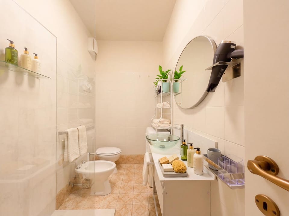 Shower, Toilet, Bathroom, bidet, towels