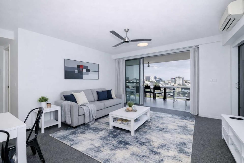 TV and multimedia, Living room, Seating area, Dining area, air conditioner