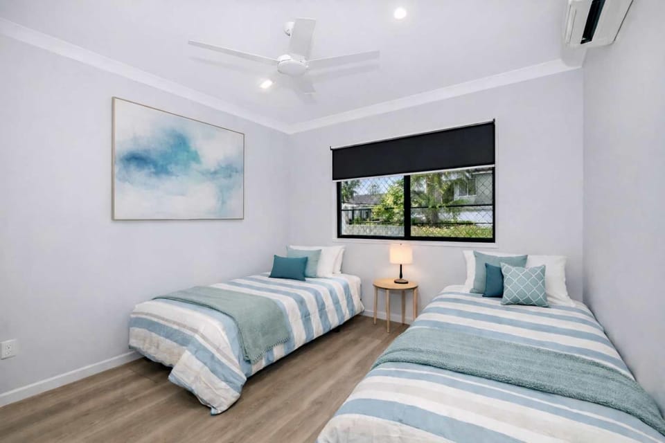 Bed, Photo of the whole room, Bedroom, air conditioner