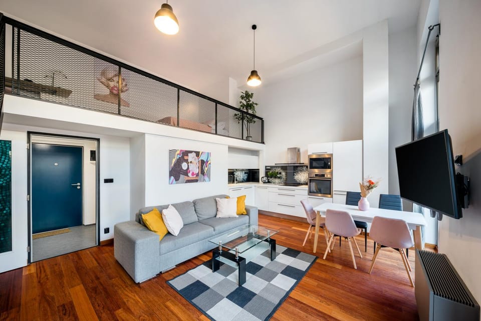 TV and multimedia, Kitchen or kitchenette, Seating area, Dining area, oven, stove