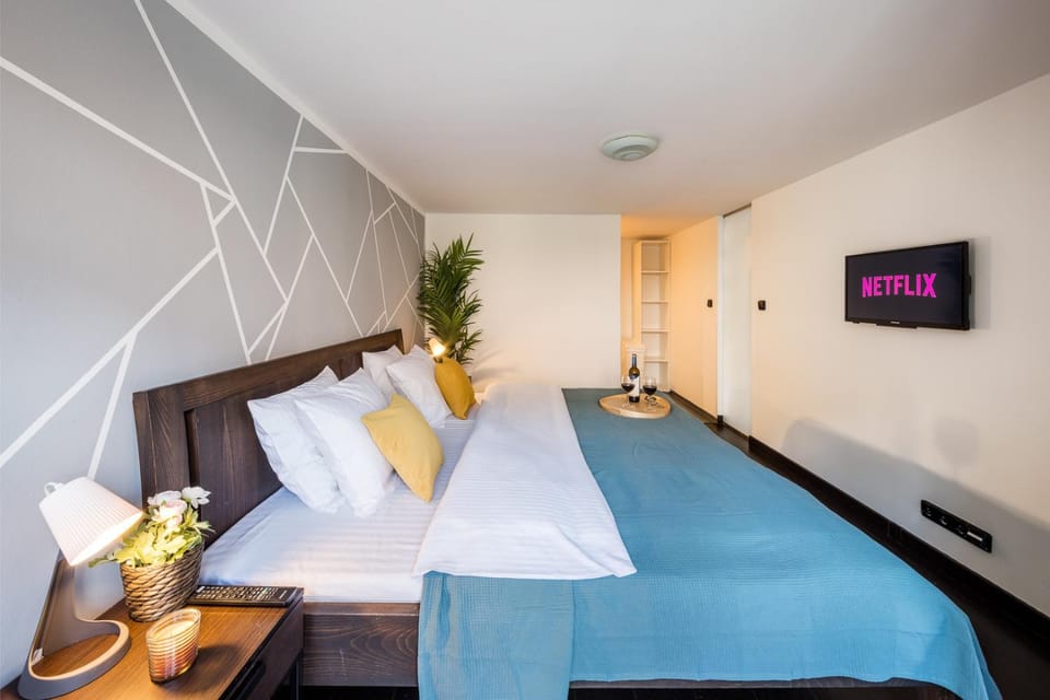 Bed, TV and multimedia, Photo of the whole room, Bedroom