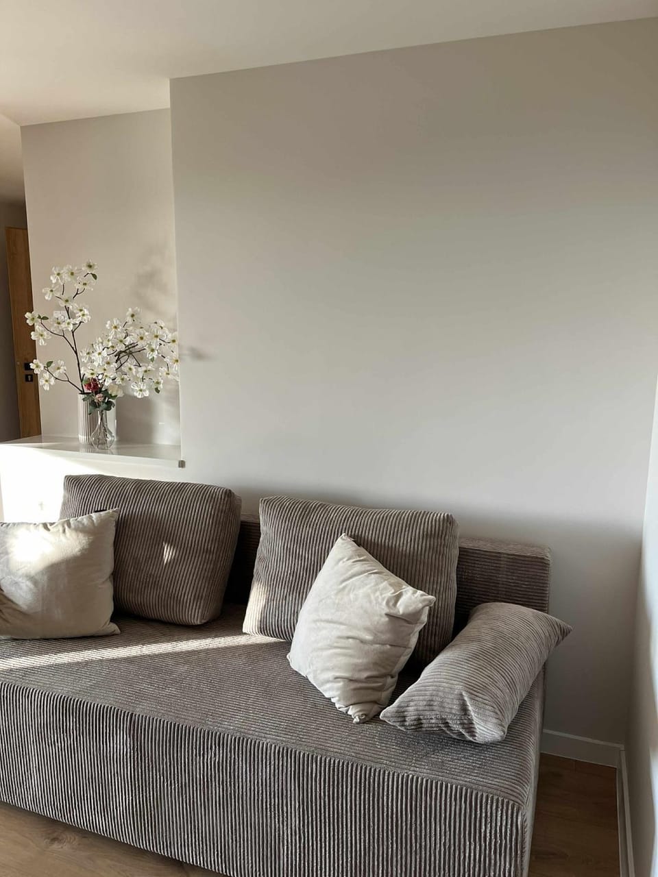 Photo of the whole room, Seating area