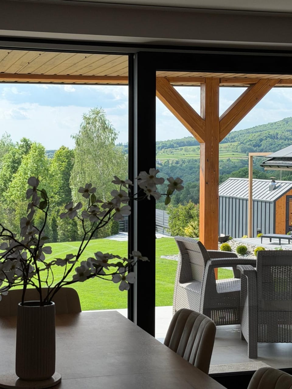 Balcony/Terrace, Living room, Mountain view