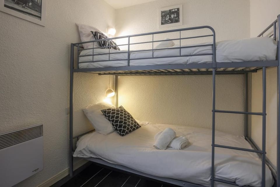 bunk bed, towels
