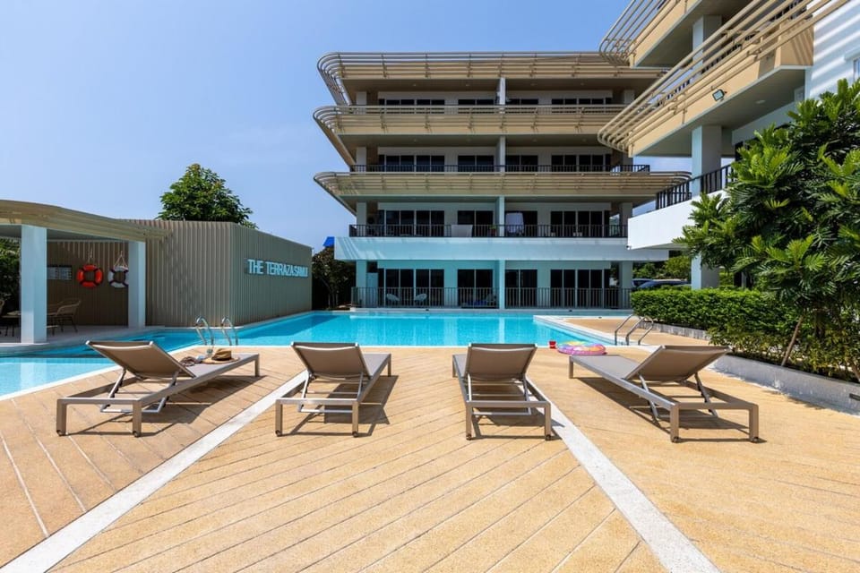 Property building, Swimming pool, sunbed
