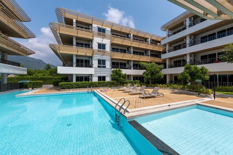 Property building, Swimming pool, sunbed