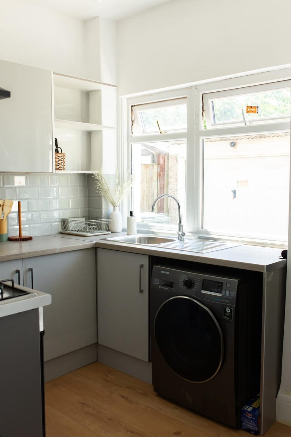 Kitchen or kitchenette, washing machine