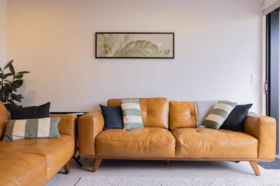 CBD 2 Bed 2 Bath Luxury Gem With Free Car Park House in Christchurch