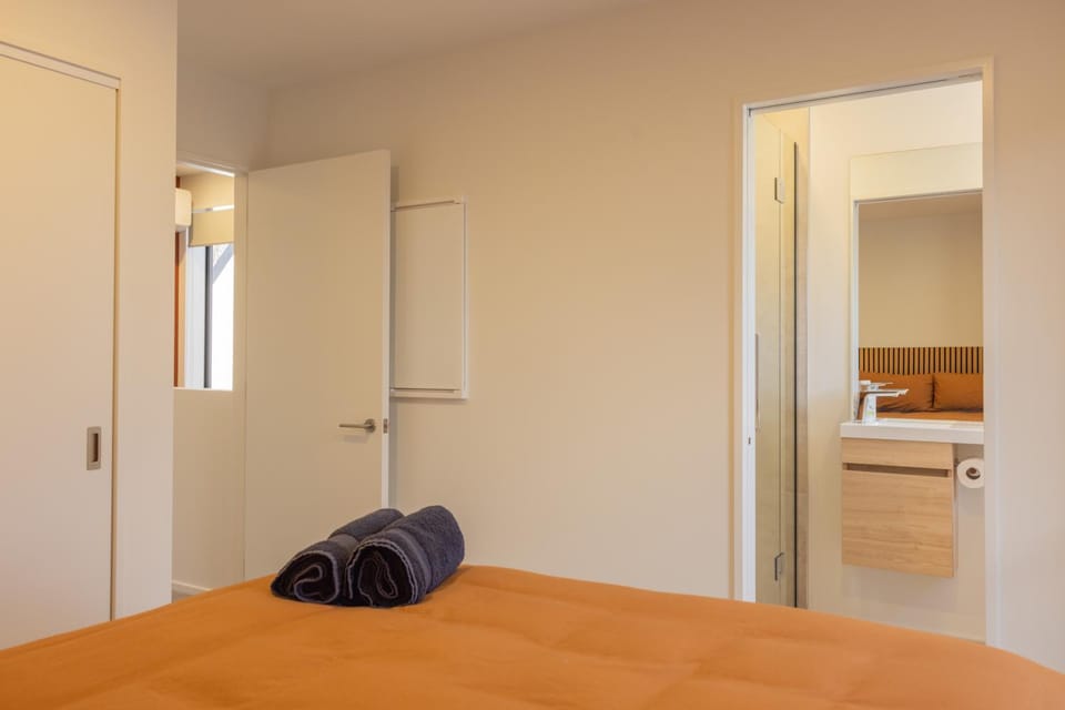 CBD 2 Bed 2 Bath Luxury Gem With Free Car Park House in Christchurch
