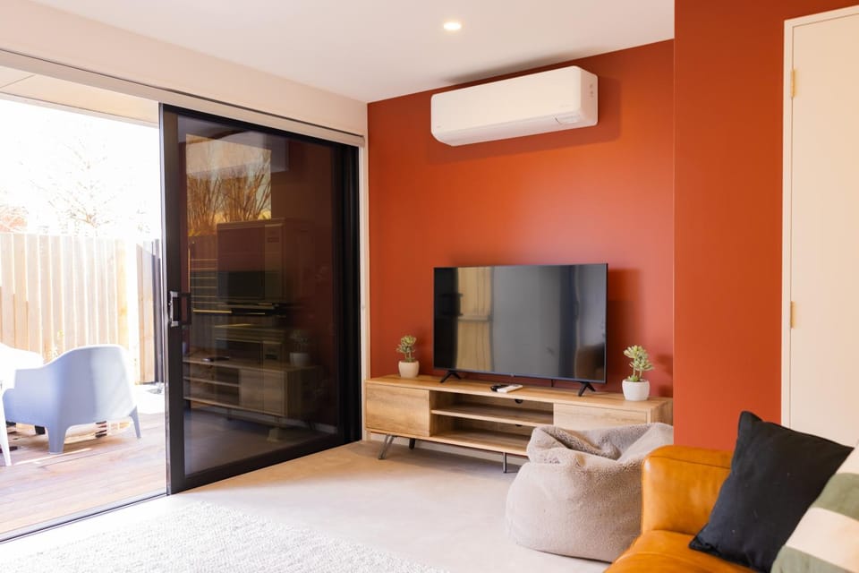 CBD 2 Bed 2 Bath Luxury Gem With Free Car Park House in Christchurch