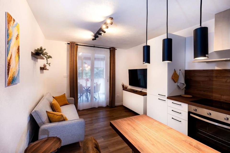 TV and multimedia, Kitchen or kitchenette, Living room, Seating area