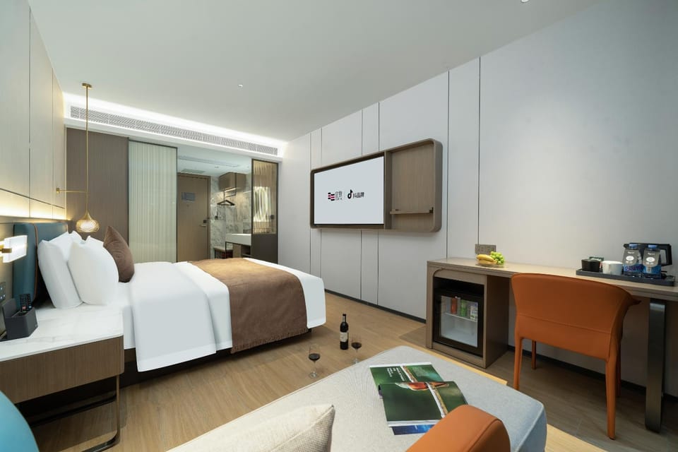 Bed, TV and multimedia, Bedroom