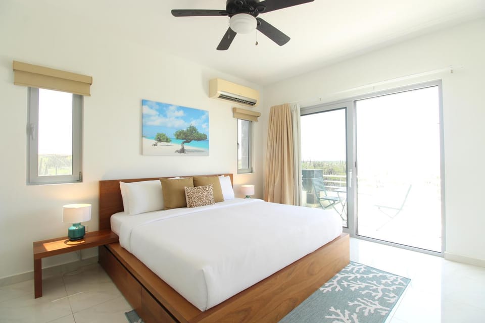 Bed, Photo of the whole room, fireplace