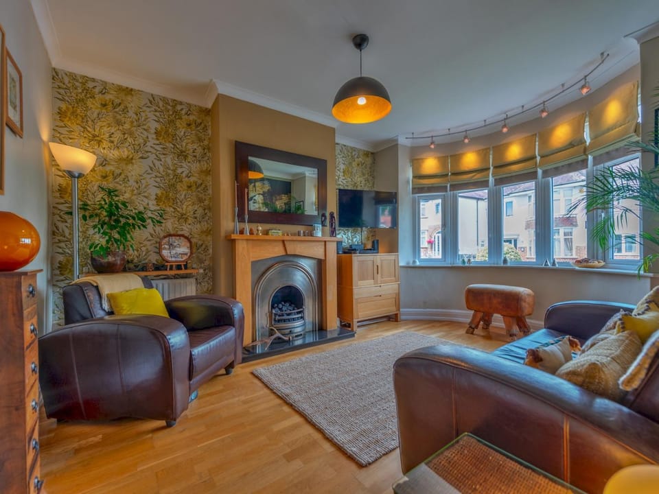 TV and multimedia, Living room, Other, Seating area, flat iron