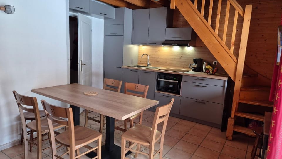 Property building, Kitchen or kitchenette, Living room