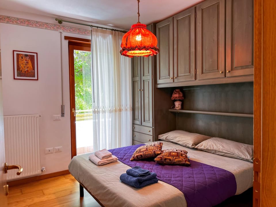 Bed, Photo of the whole room, Bedroom, internet, towels, wardrobe