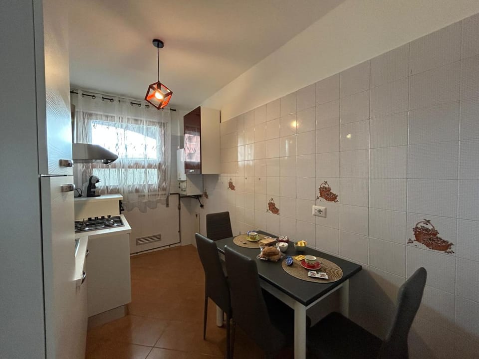 Kitchen or kitchenette, Food and drinks, Dining area