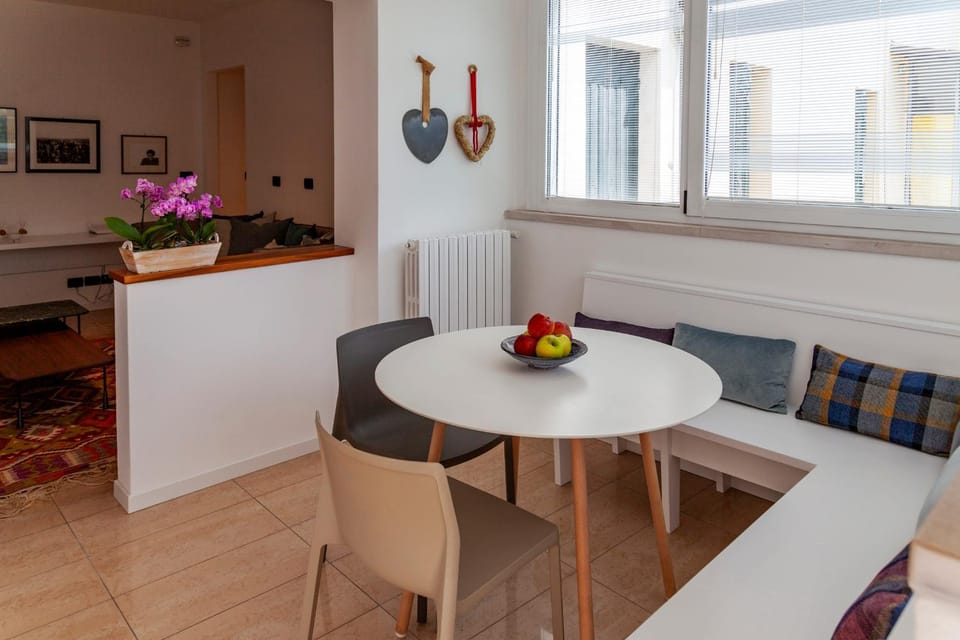 Kitchen or kitchenette, Seating area, Dining area