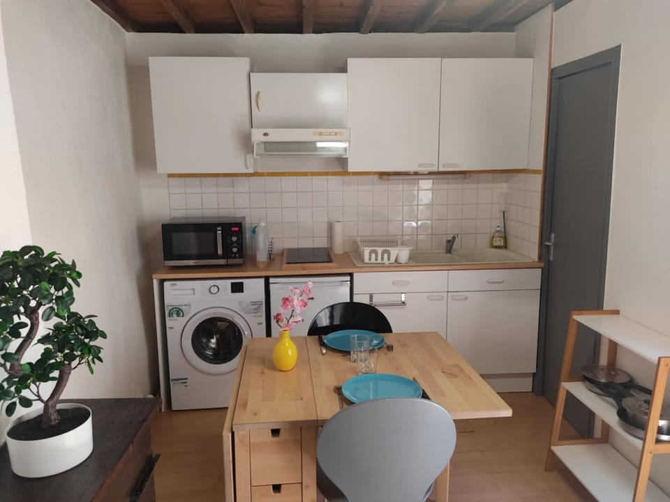 Kitchen or kitchenette, Dining area, microwave, stove, washing machine, kitchen