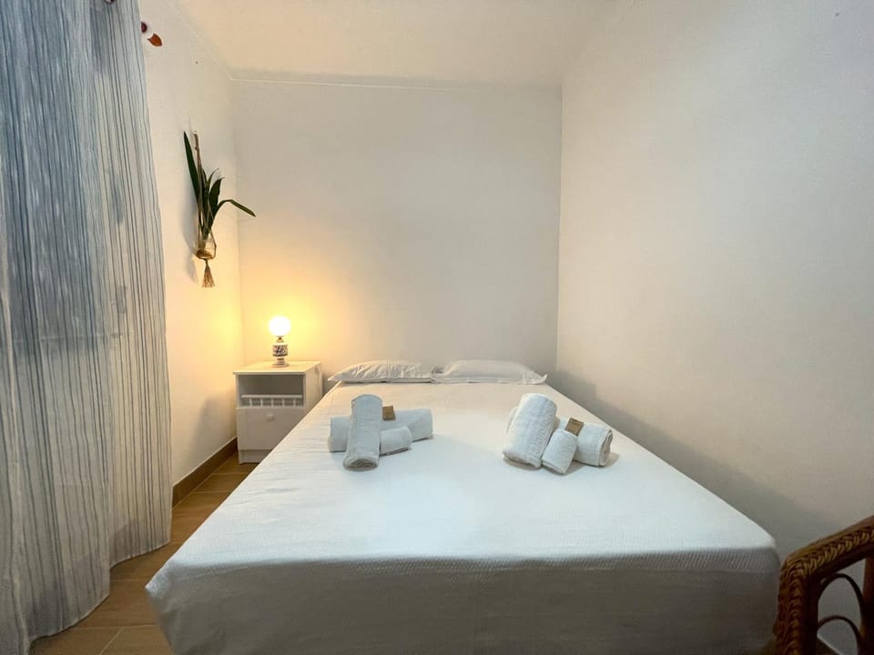 Bed, Bedroom, towels