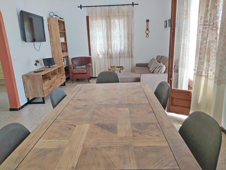 TV and multimedia, Living room, Seating area, Dining area