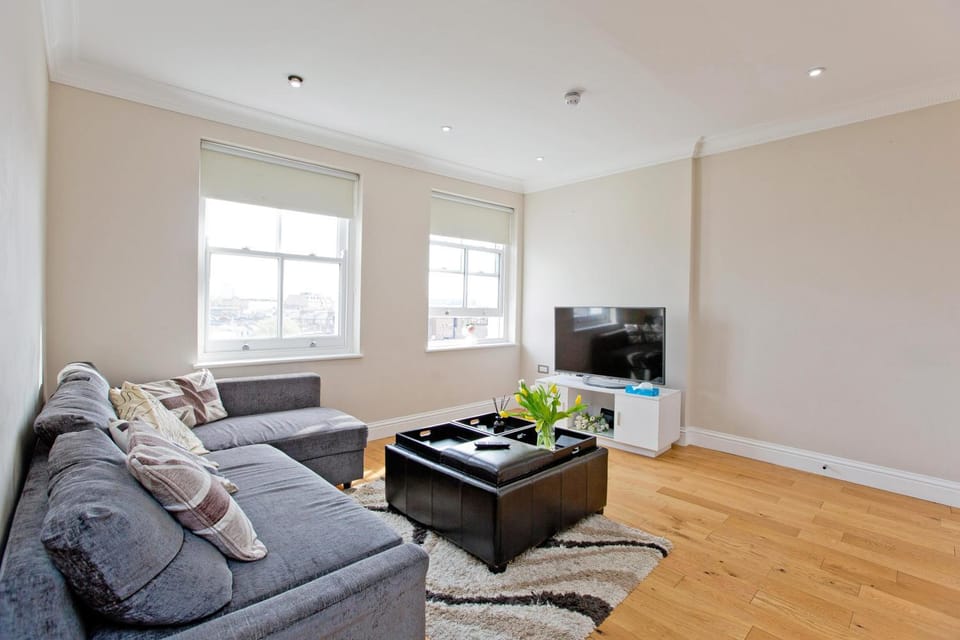 Earls Court Hub - Central 2BR Gem near Transport & Attractions Apartment in City of Westminster