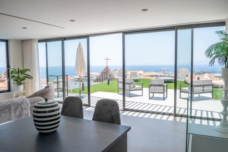Patio, View (from property/room), Balcony/Terrace, Seating area, Dining area, Sea view, sunbed