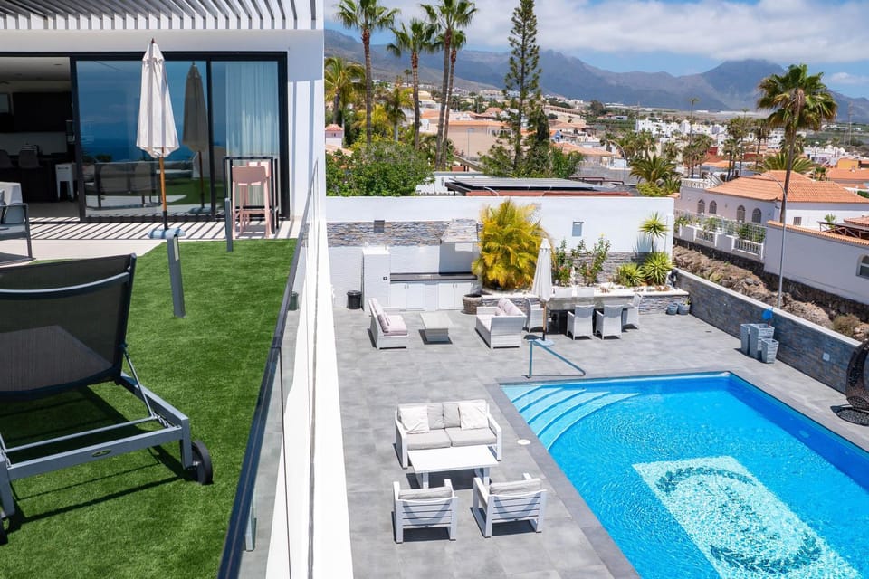 Property building, Garden, Balcony/Terrace, Swimming pool, sunbed