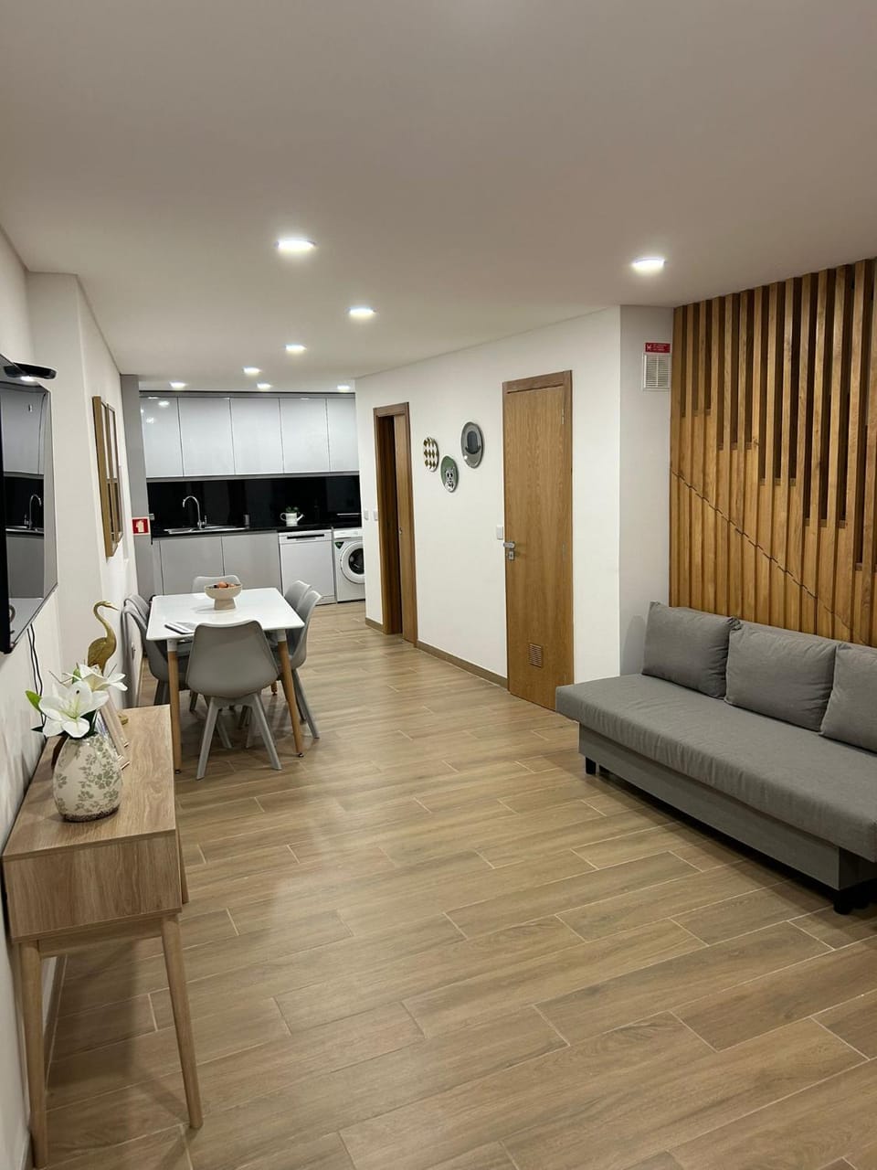 Kitchen or kitchenette, Living room, Seating area, Dining area