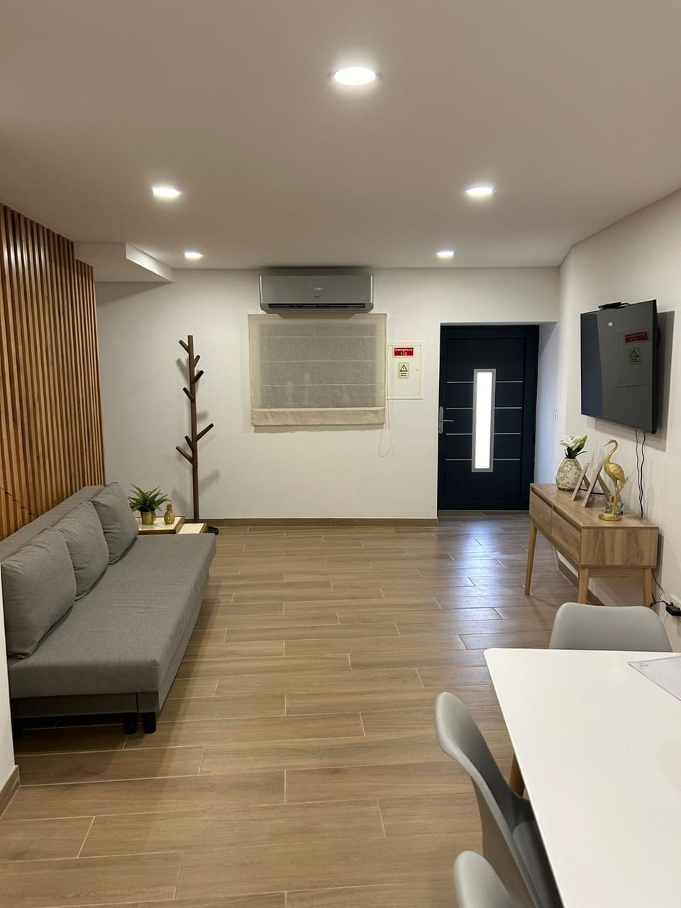 TV and multimedia, Living room, Seating area, air conditioner